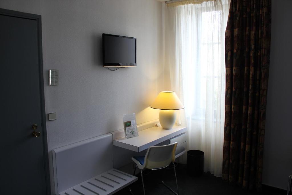 Hotel Au Pavillon Du Frene Lacaune Oda fotoğraf